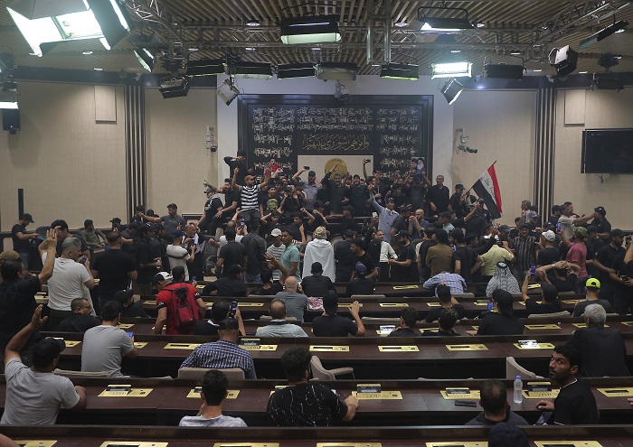 Protests at Iraq's parliament in world news & headline news