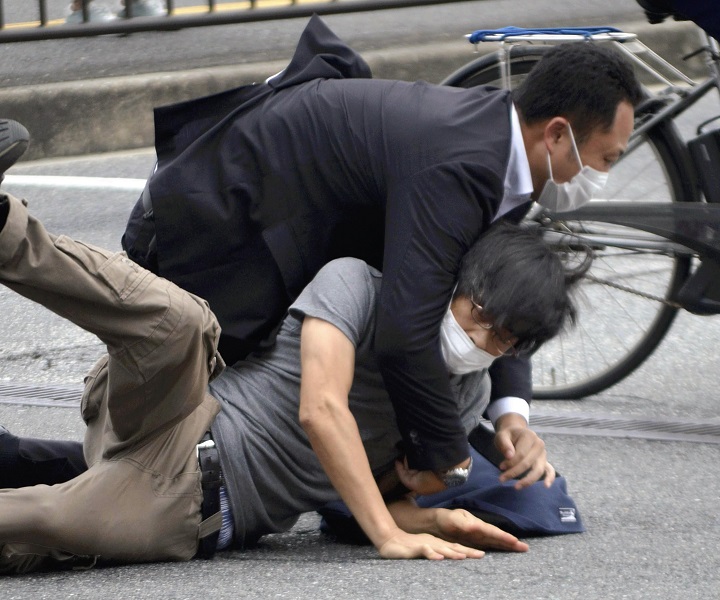 Shinzo Abe's killing in online news & headline news