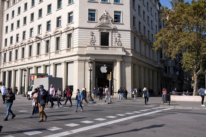 Apple's building in Spain in the economy & online news