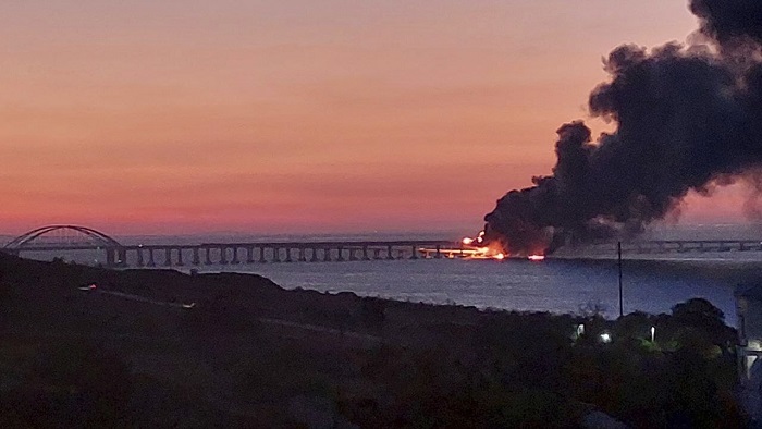 Bridge blast in Crimea in online news & headline news