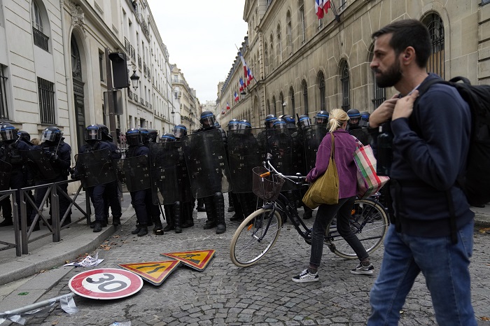 France's strikes in online news & world news