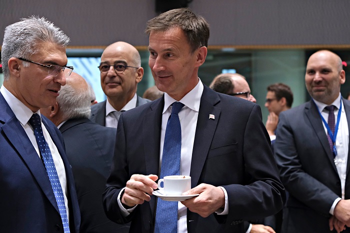 Jeremy Hunt of the UK in online news & world news