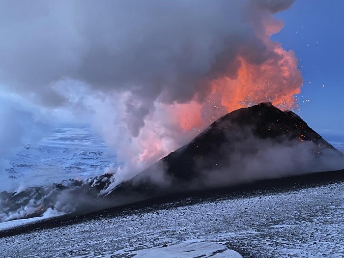 A volcano erupts in Russia in news online & headline news