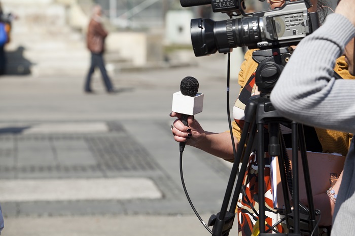 Image of journalism in online news & headline news