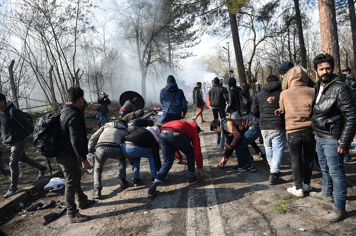 Turkey's & Greece's fraught border in online news & world news