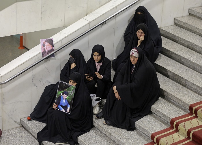 Protesters at Iraq's parliament in headline news & world news