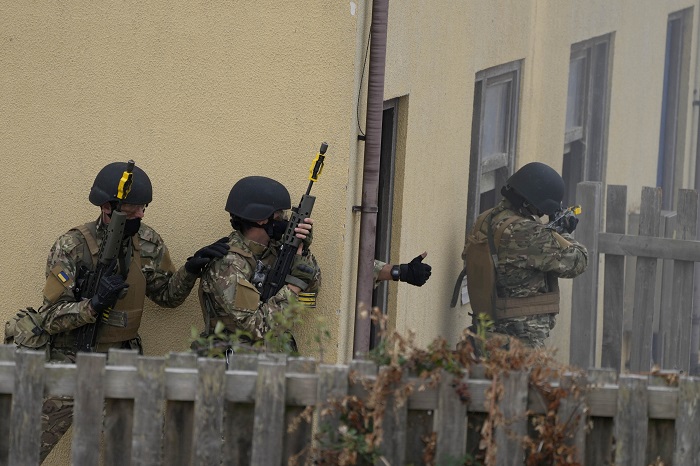 UK training Ukraine soldiers in online news & world news