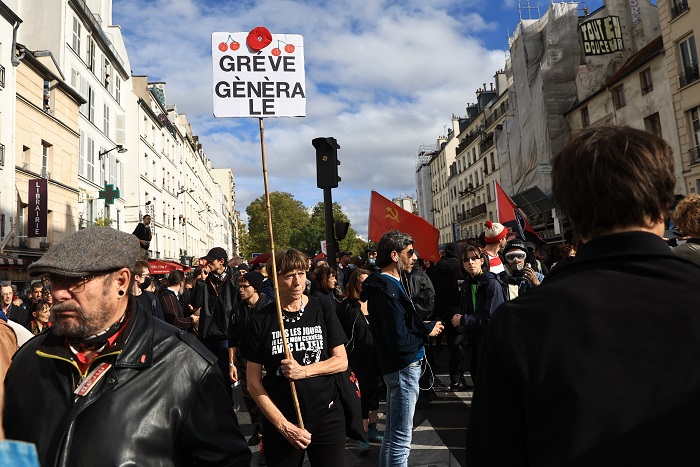 Paris demonstration in online news & headline news