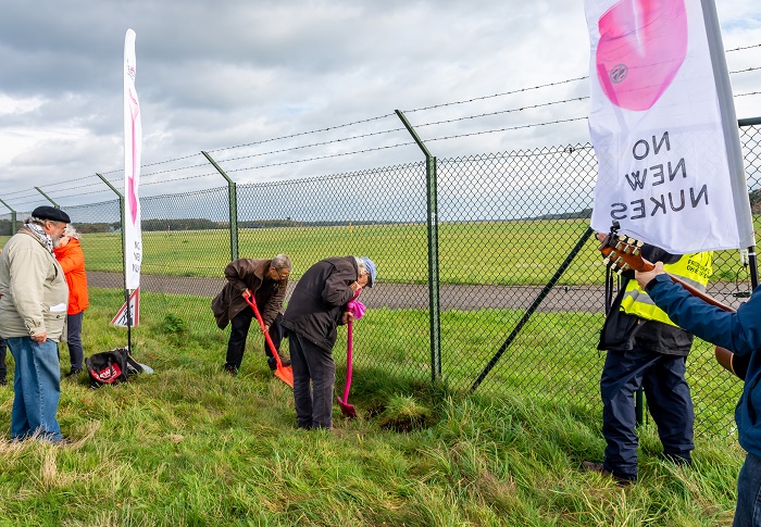 Anti war protesters in online news & headline news