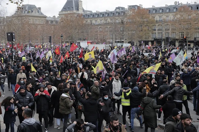 Kurds protesting in Paris in online news & world news
