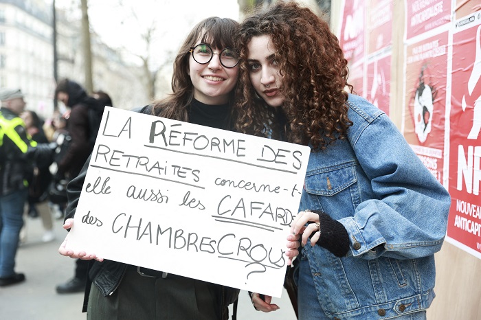 Paris protests against pension reforms in headline news & world news