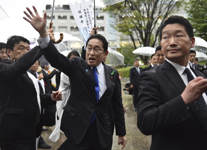 Prime Minister Kishida campaigning in headline news & online news