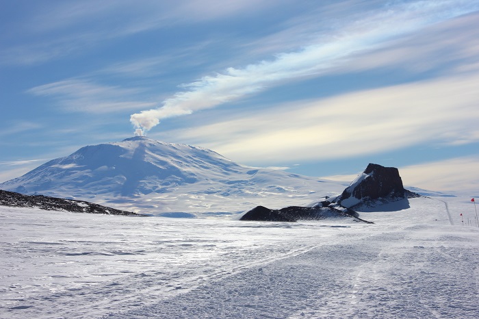 A view of Antarctica in science and online news