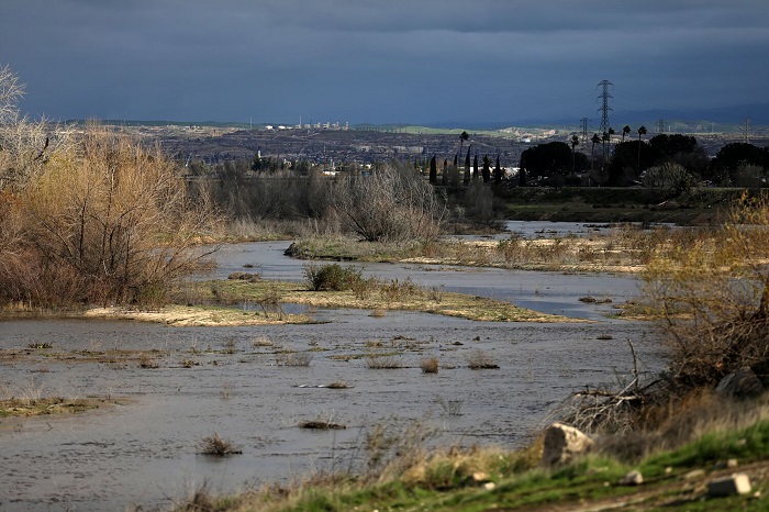 An aqueduct & overflow in online news & headline news