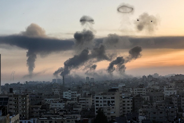 Israeli air strikes in Gaza in world news & news dispatch
