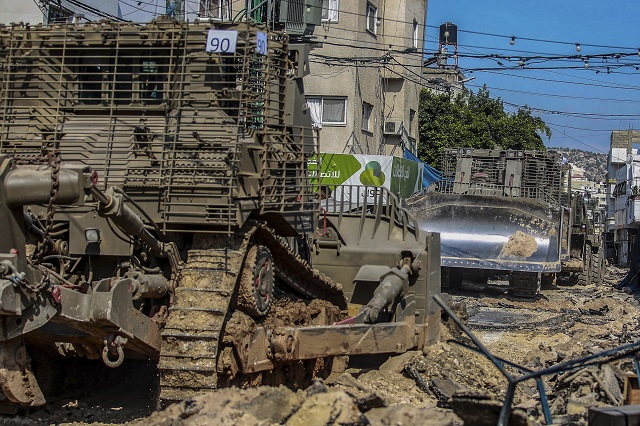 Israelis destroying part of Jenin in bulletin news and headlne news