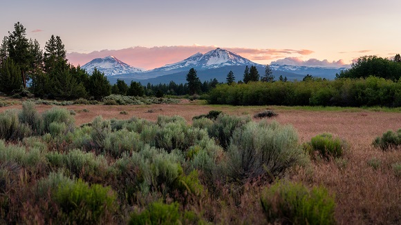 Oregon's mountain range called Three Sisters in headline news & online news