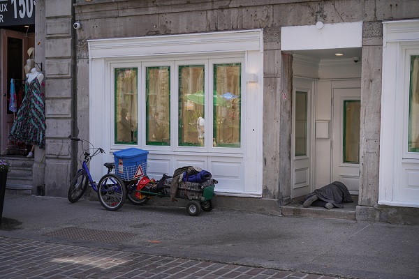 Homelessness in Canada in online news & the economy