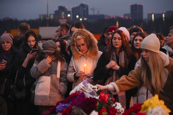 Mourners in Russia following terrorist attacks in news online & world news
