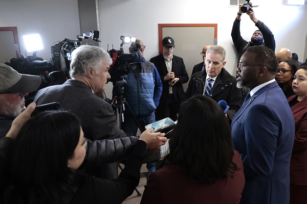 Chicago's mayor defends protest gesture in online news & bulletin news