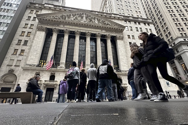 An image of Wall Street in news online & the economy