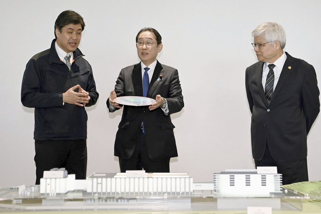 Japan' prime minister visits a semiconductor plant in world news & online news