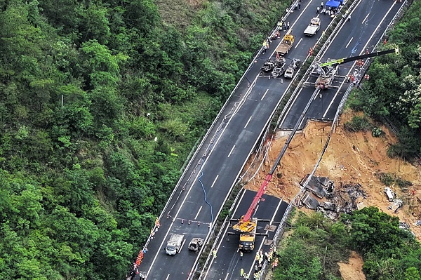 A highway collapse in southern China in headline news & online news