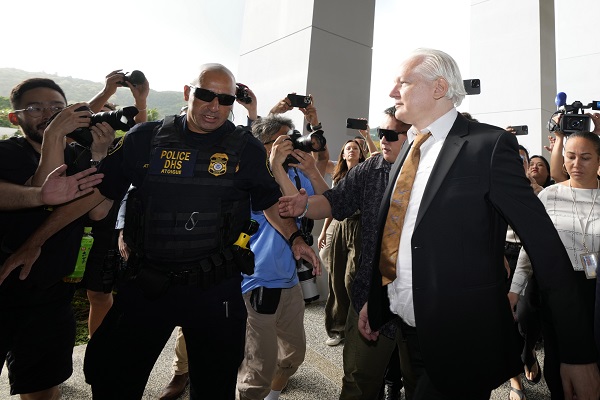 Julian Assange in breaking news & headline news