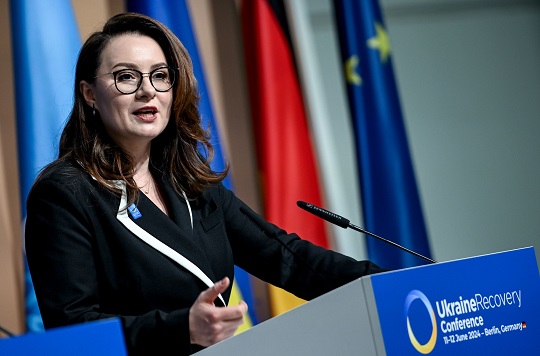 Ukraine permits country exit