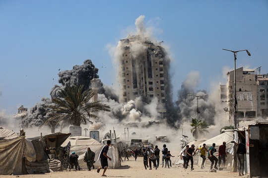 Israeli army destroys high rise