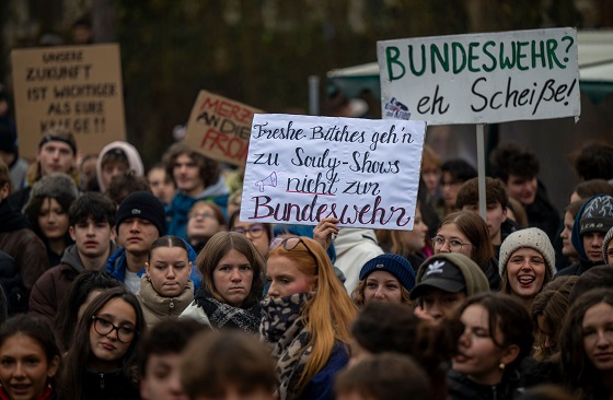 German students protest military service