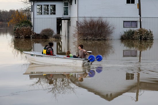 crews used sandbags at a breached levee near Seattle online news breaking news headline news news online