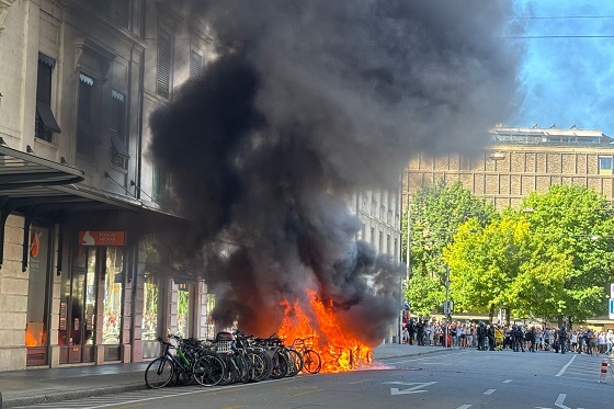 G7 summit protests & clashes world news breaking news headline news headlines online news news online Geneva protests G7 clashes tear gas broken windows fires Geneva updates